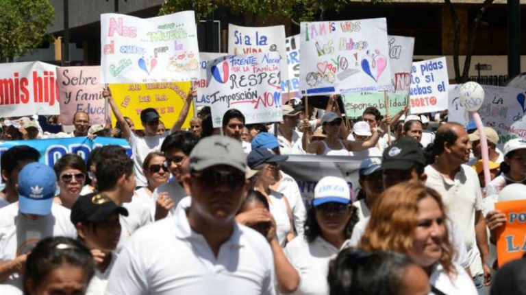 Jueces acogen pedido de medidas cautelares contra líderes católicos, evangélicos y adventistas