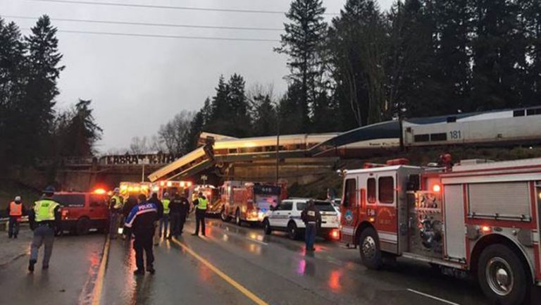 Se descarrila tren de pasajeros en el estado de Washington