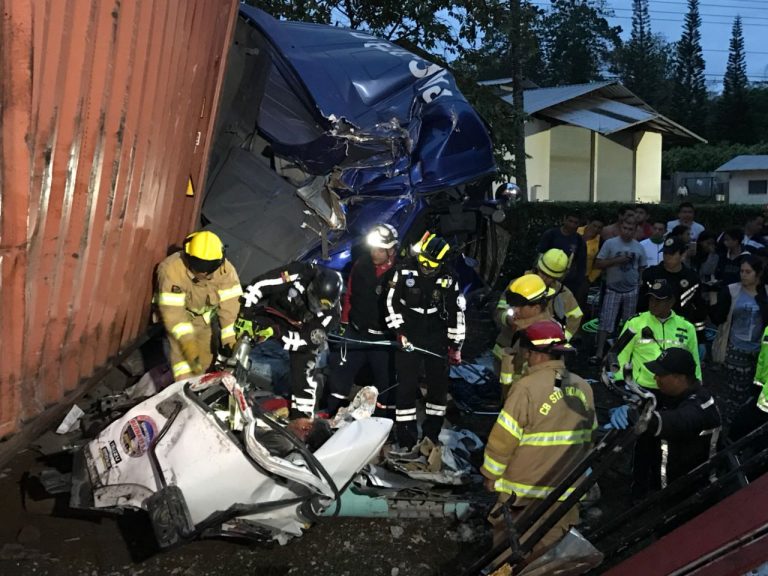 Cinco fallecidos en vía Quevedo- Santo Domingo en triple choque