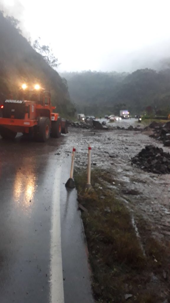 Vía Alóag-Santo Domingo seguirá cerrada por derrumbe de material rocoso