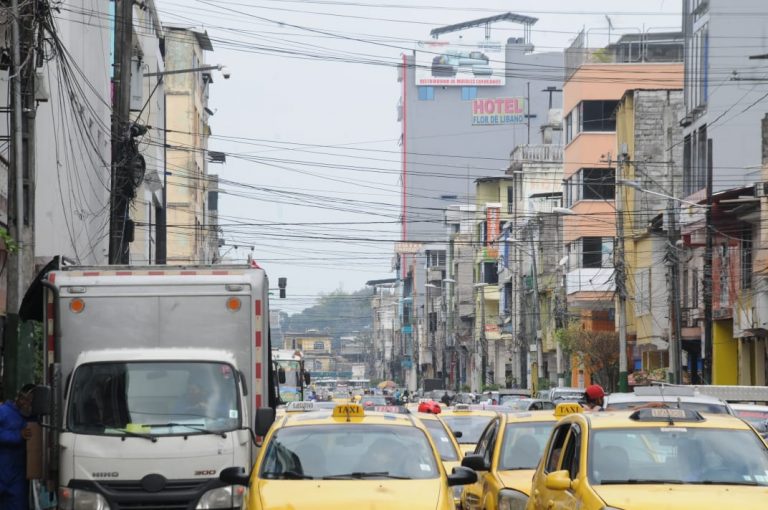 Los vehículos mal estacionados son los más multados en Quevedo