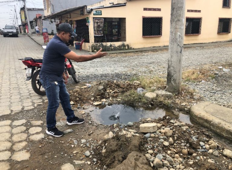 Moradores del sector Salvador Allende están preocupados por un hueco con una fuga de agua