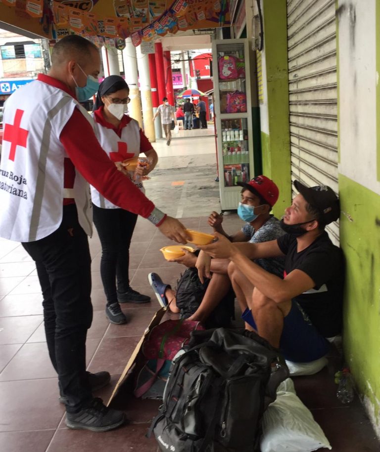 Voluntarios de la Cruz Roja ofrecieron alimentos a extranjeros en las calles