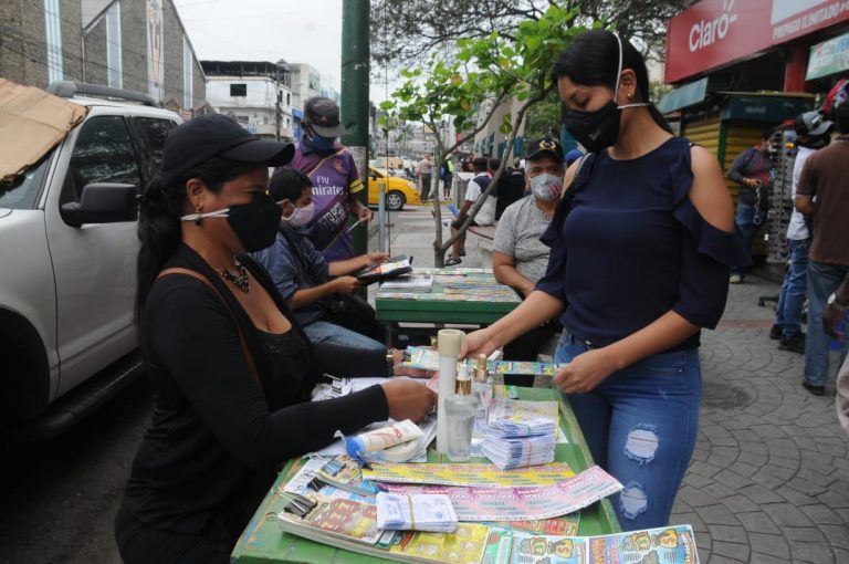 El duro trabajo de una madre lotera