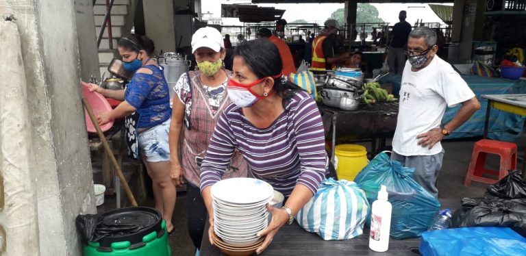 Los vendedores de comida deben servir en platos de desechables, según la Comisaría de Quevedo