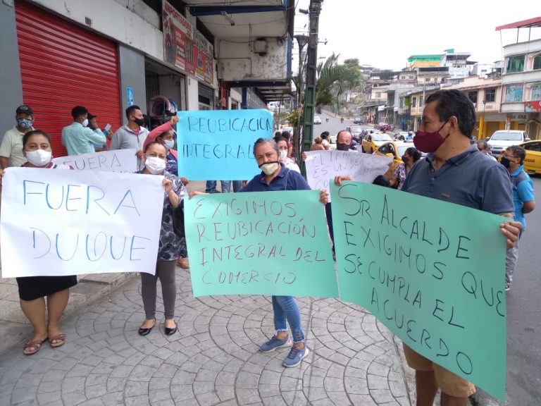 Cámara de Comercio de Quevedo hace un llamado de atención al Municipio; mientras que los informales realizan protesta