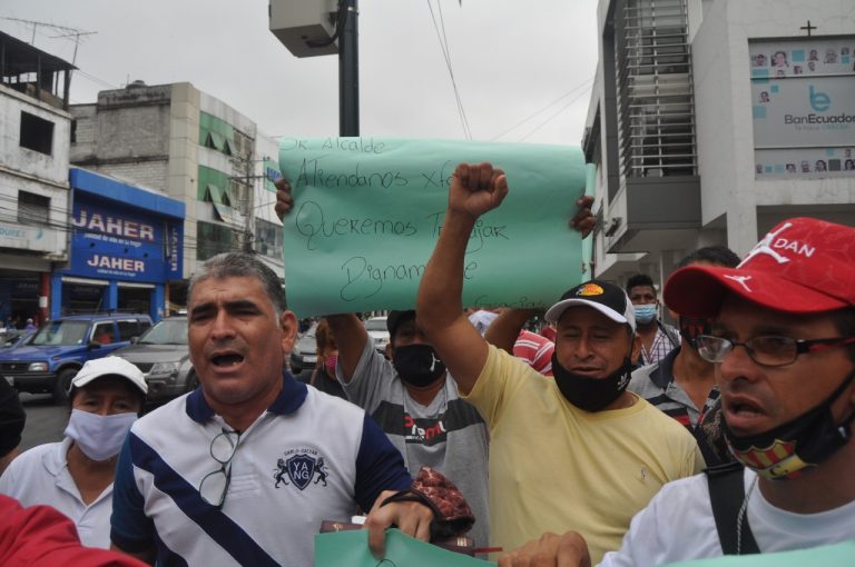 Comerciantes autónomos de Quevedo protestaron contra la reubicación a la Plazoleta de San Camilo