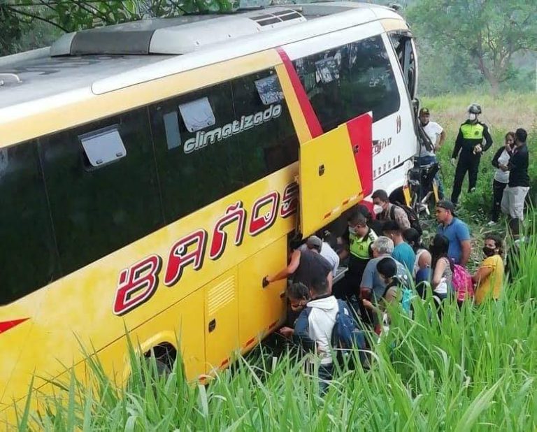 Una persona fallecida tras choque de bus Baño y camión en la parroquia Patricia Pilar