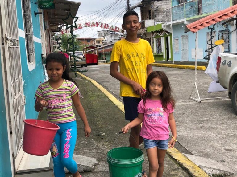 Quevedeños comen en platos desechables por falta de agua para lavar