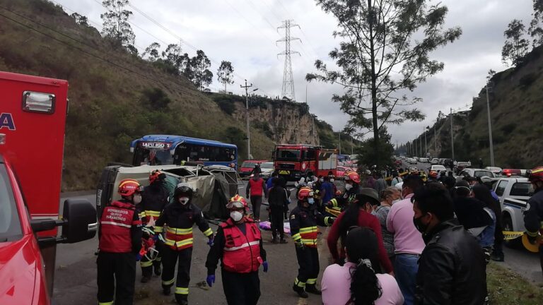 Accidente en la Simón Bolívar en Quito deja 16 heridos y dos fallecidos