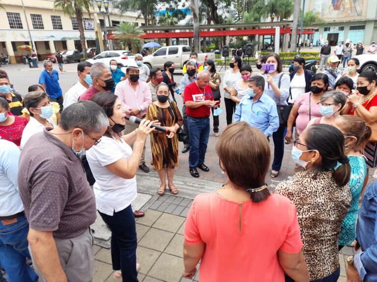 Maestros jubilados hacen plantón y reclaman sus incentivos