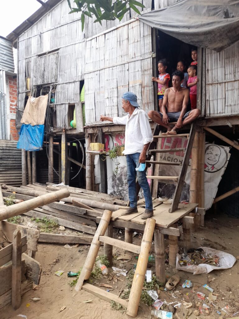 El abuelo que sostiene a su familia a punta de camarón