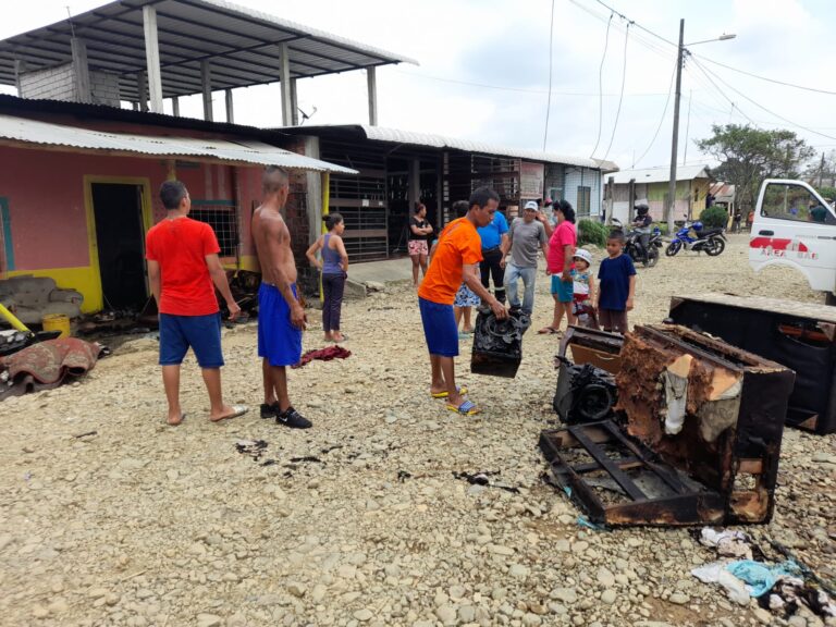 Incendio en Babahoyo consumió la sala de una vivienda