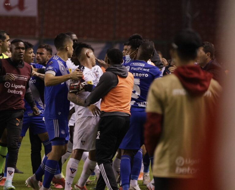 Severas sanciones a jugadores de Emelec y Liga de Quito por la trifulca en el estadio Rodrigo Paz