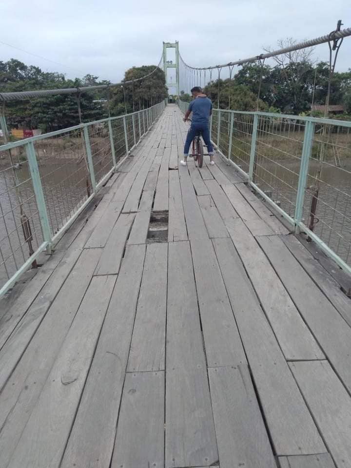 Puente peatonal de Pimocha en mal estado 