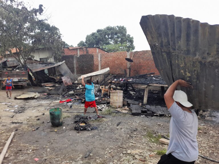 Incendio consumió todo en tres casas en Babahoyo