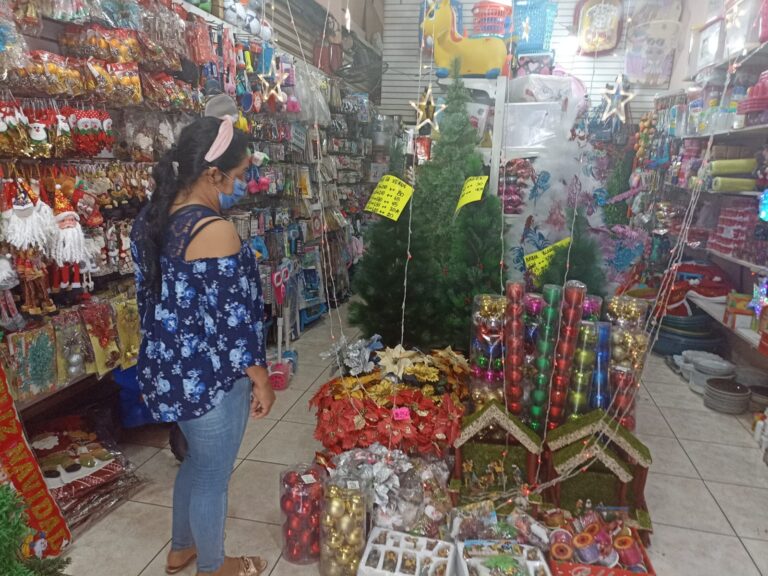 En locales comerciales ya se siente la Navidad