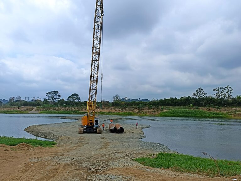 De a poco llega maquinaria para iniciar los trabajos del nuevo puente