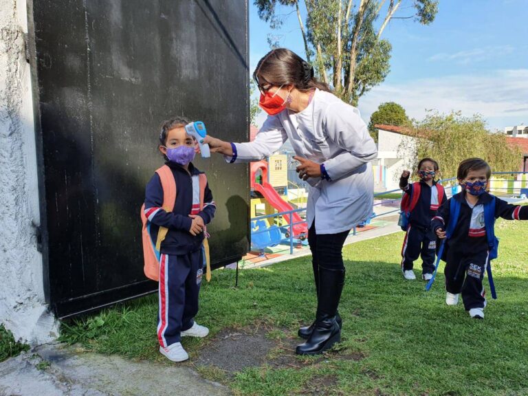 Alumnos que no estén vacunados sí podrán regresar a presenciales