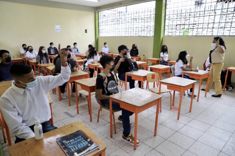 Unos 60.000 estudiantes de Guayaquil, Samborondón y Durán regresaron a clases presenciales este lunes