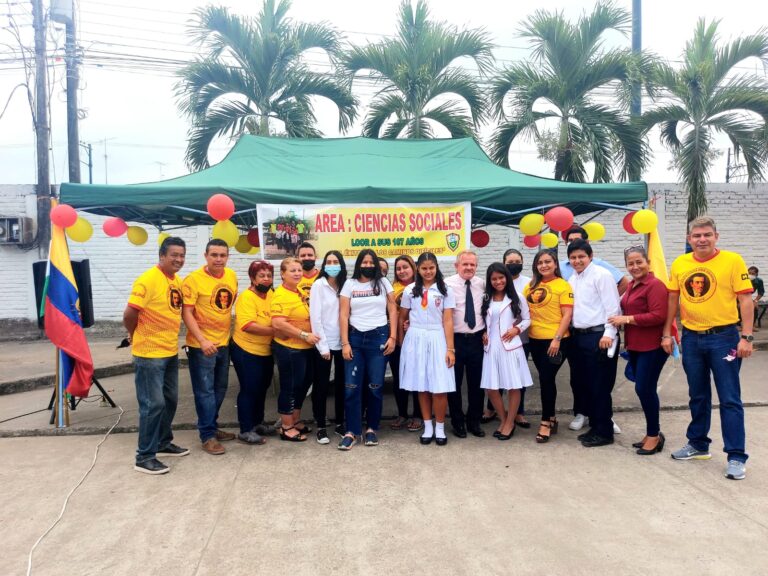 Casa abierta por aniversario por el colegio de los tres siglos en Babahoyo 