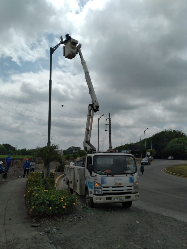 Luminarias en mal estado son reparadas por CENEL EP 