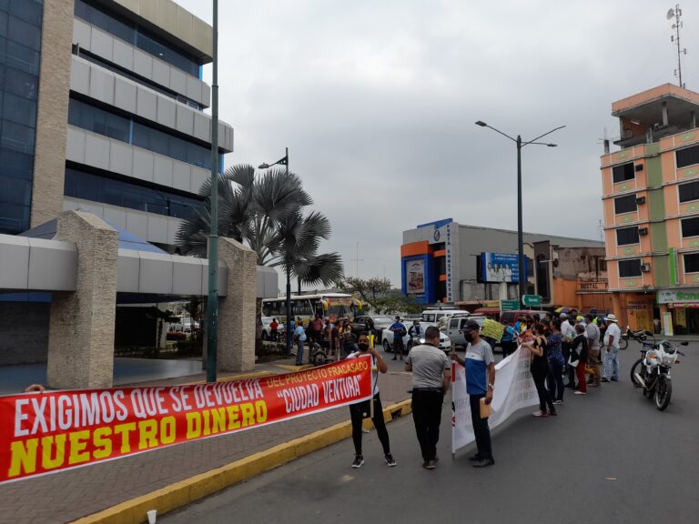 Plantón en Babahoyo por los afectados en el proyecto Ciudad Ventura 