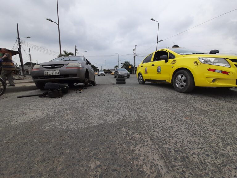 Huecos en el viaducto de Barreiro causa daños en los vehículos