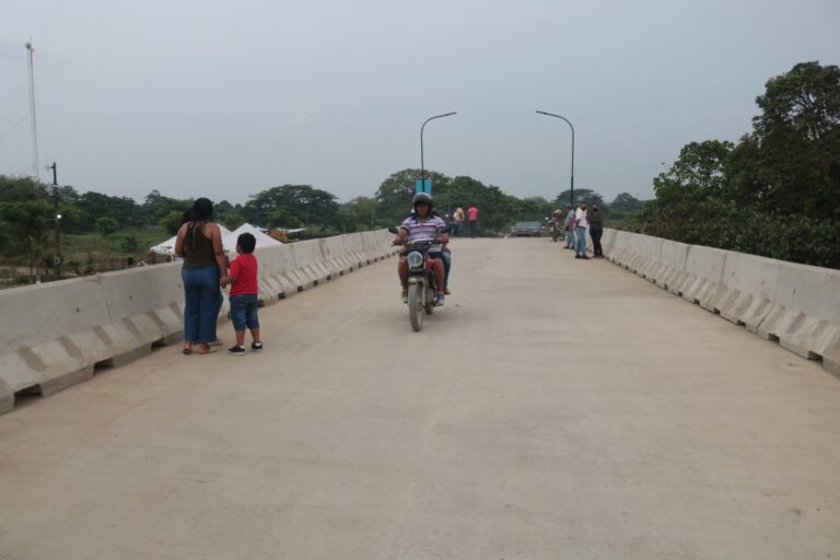 Parroquia Pimocha recibió nuevo puente, mediante la prefectura de Los Ríos