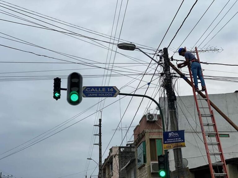 Semáforos en Babahoyo reciben mantenimiento