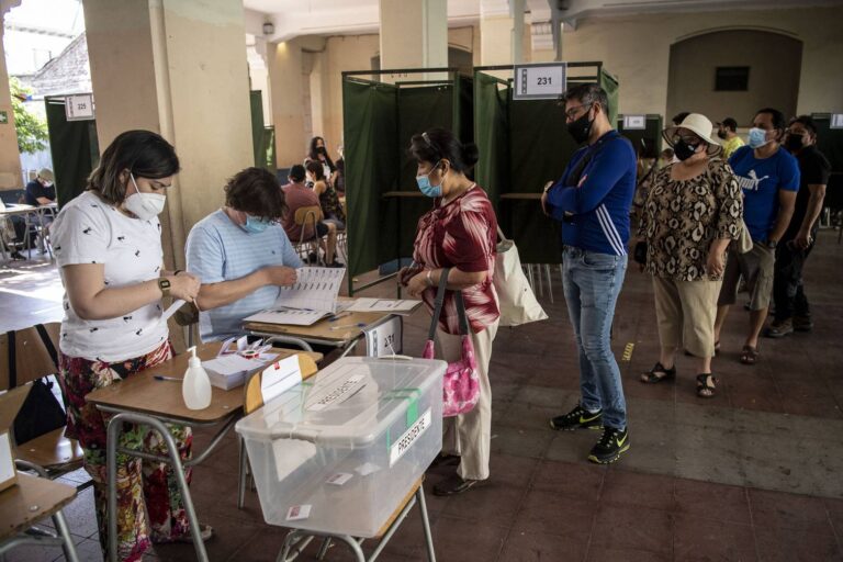 Chile inició la jornada electoral entre el miedo y la esperanza