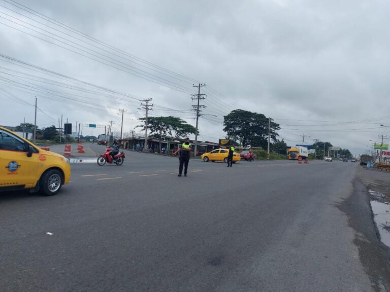 Agentes Municipales controlan vías estatales de Babahoyo