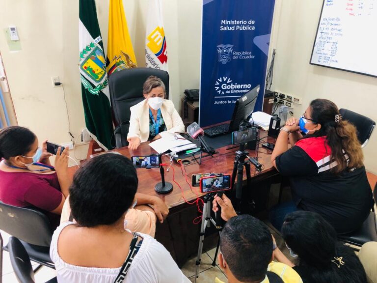 Coordinadora de Salud verifica proceso de vacunación en Babahoyo