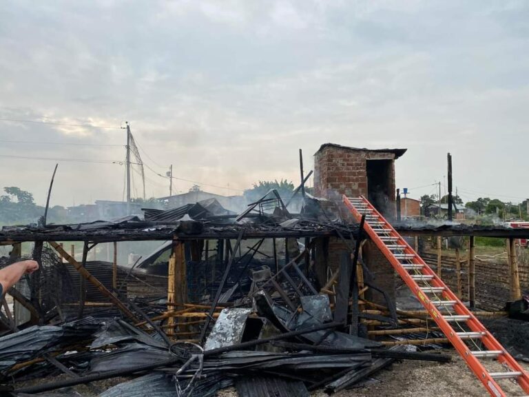 Incendio redujo a cenizas tres casas en Babahoyo