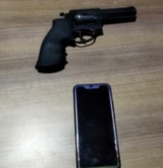 En su poder tenía un celular y un arma de fuego