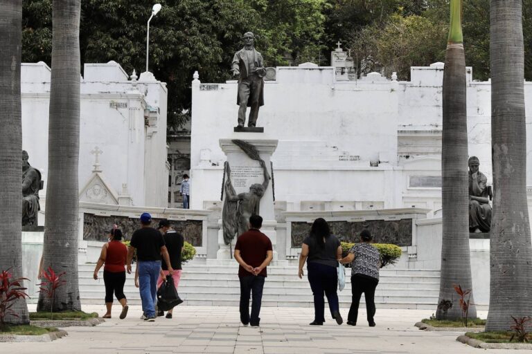 Inhumaciones diarias en Guayaquil por Covid-19 suben de cinco a ocho