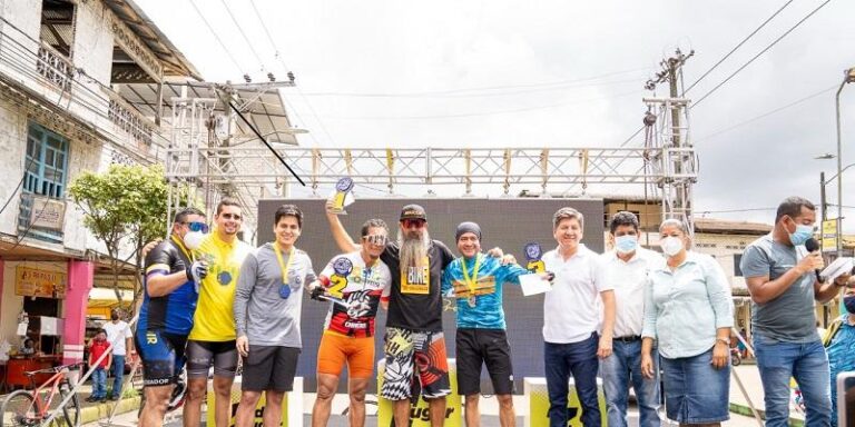 En la inauguración de la vía a Quinsaloma se vivió jornada ciclística