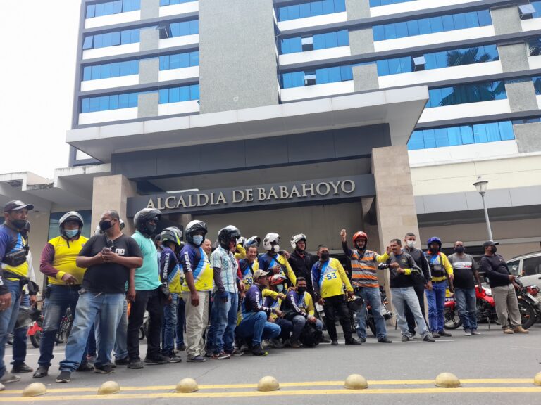 Fleteros realizan plantón pacífico en Babahoyo