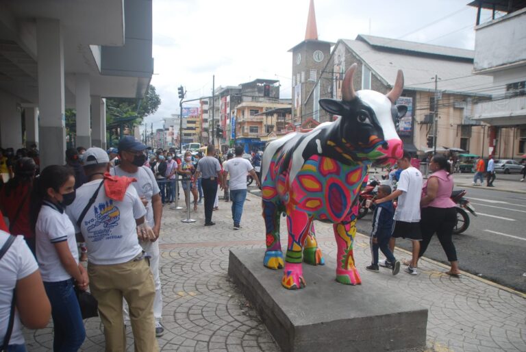 26 grandes esculturas adornan la calle 7 de Octubre de Quevedo