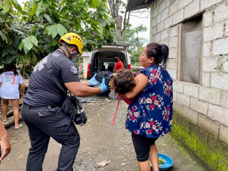 Menor de edad cayó de un árbol por jugar en la lluvia