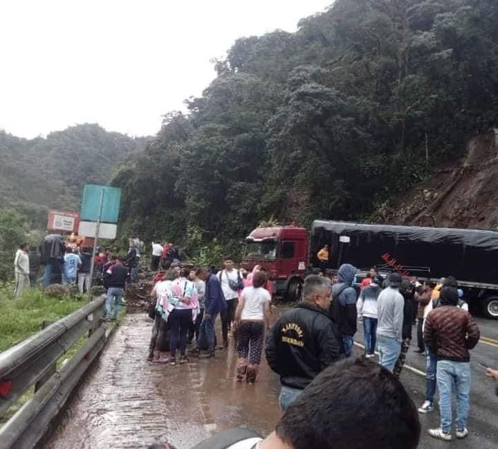 Conductores se convierten en héroes al esquivar alud en Alóag y salvar a sus pasajeros