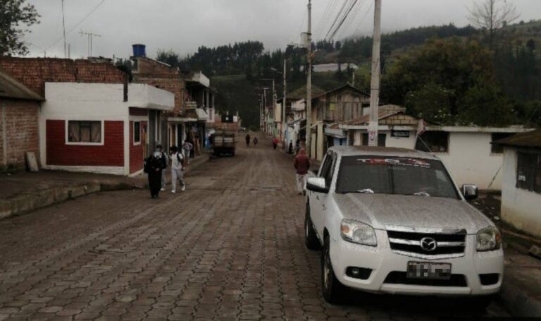 Chimborazo y Bolívar afectados por ceniza del Sangay