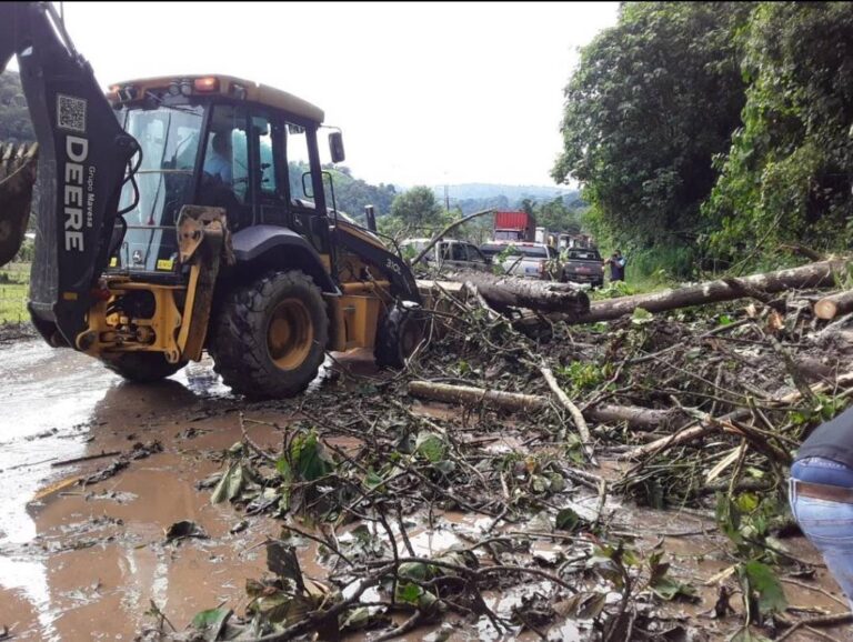 Cerrada la vía entre Santo Domingo y Pichincha por deslaves