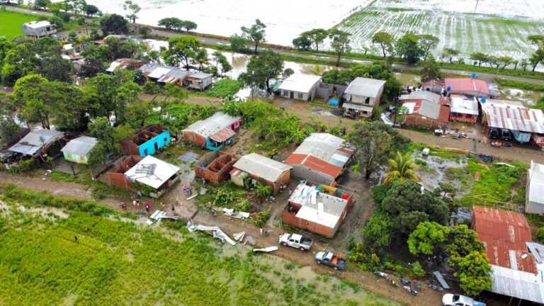 Alcaldía de Babahoyo llegó para afectados por vientos en Pimocha