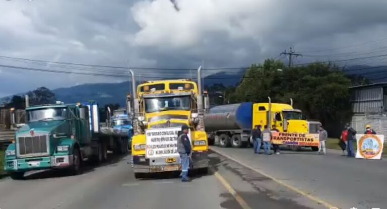 Solidarios con Los Ángeles, transportistas en Aloag realizan plantón