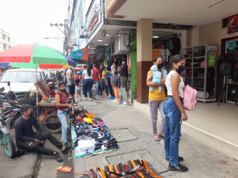 Algunos no conocen el día libre Y trabajan en feriados