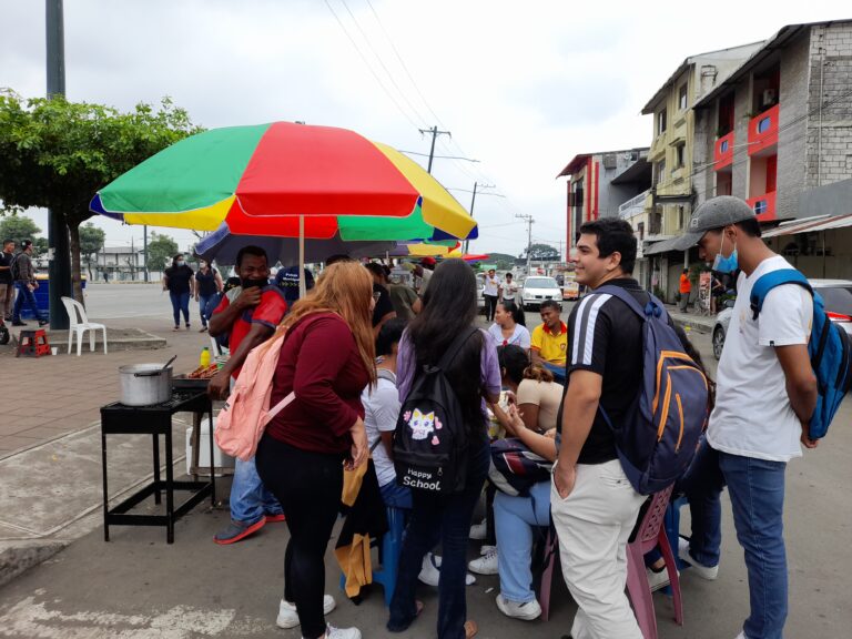 Pasteles, encebollados o sánduches más jugo a un dólar 