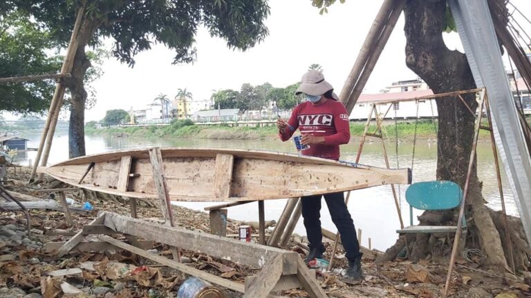 Por mes de Fundación de Babahoyo Artesano construye embarcación