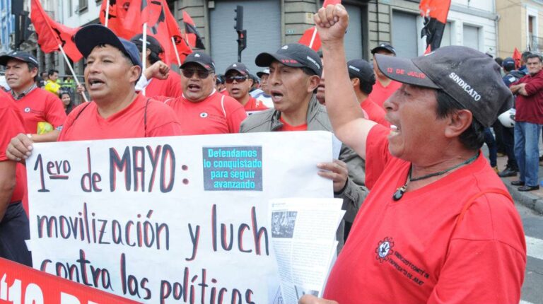 Empleados y sindicalistas marchan en Quito por el Día del Trabajo