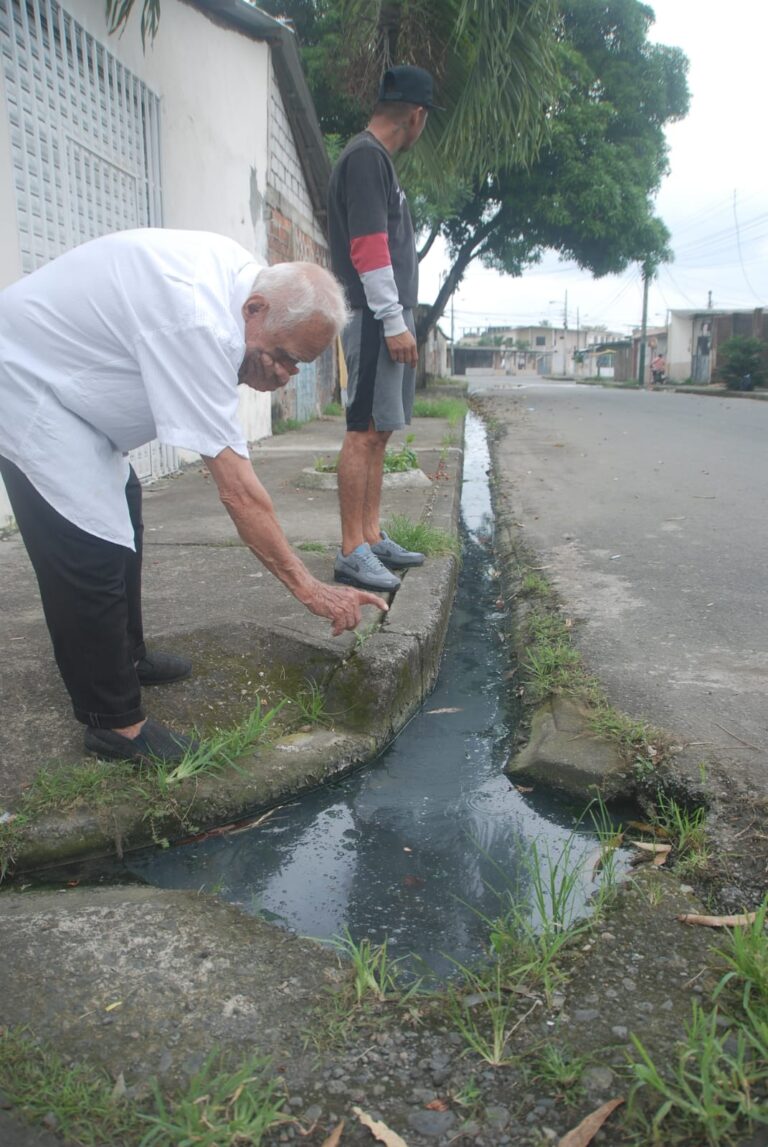 Quevedo: Aguas servidas rebosan de las alcantarillas en el sector Promejoras